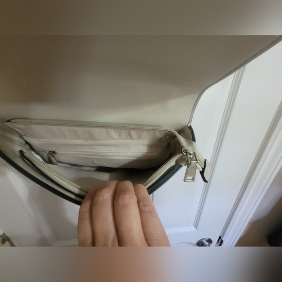 Frank Lyman Bag - Picture 9 of 11